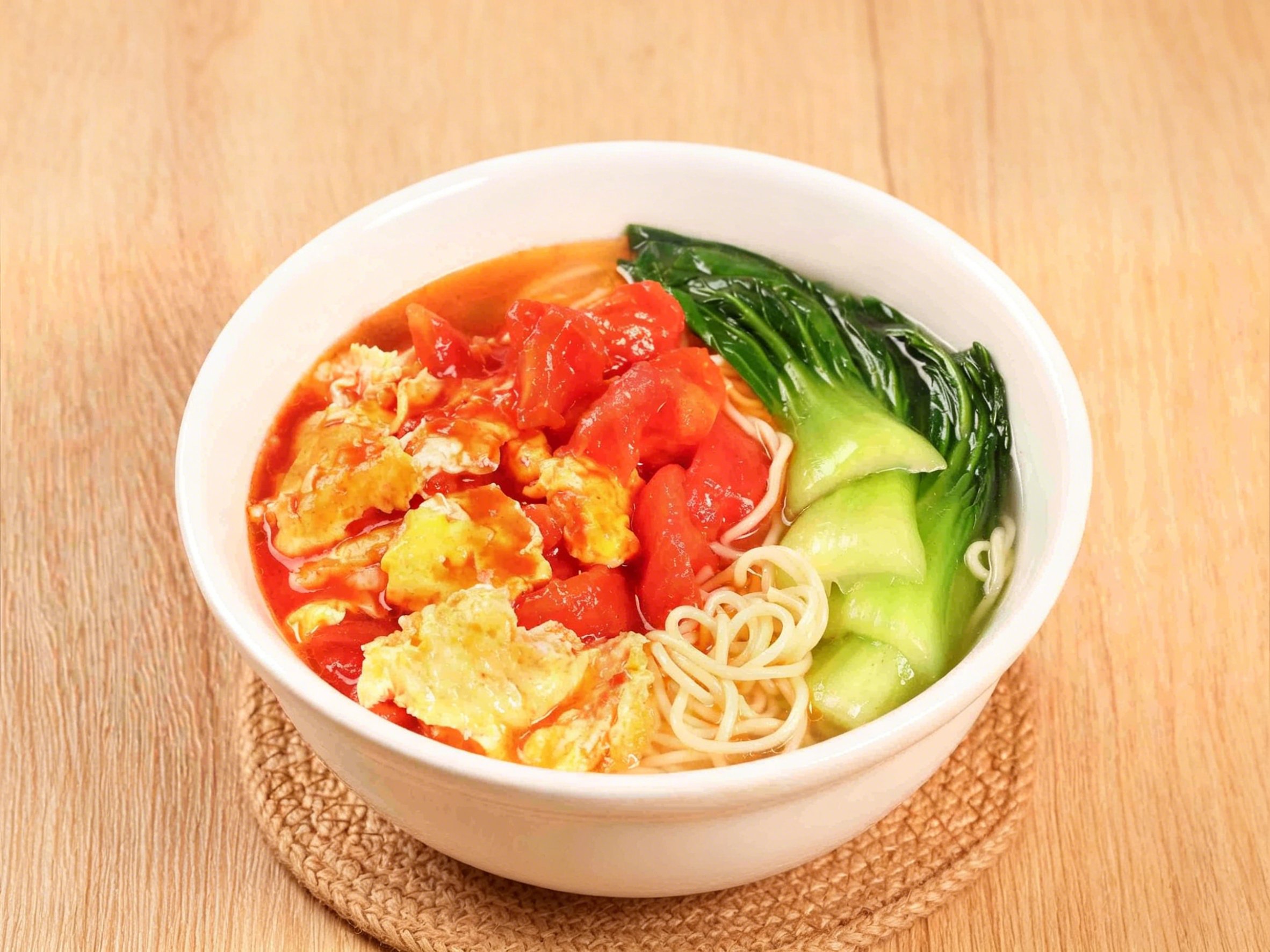Caldo de tallarines con huevo y tomate · imagen ilustrativa