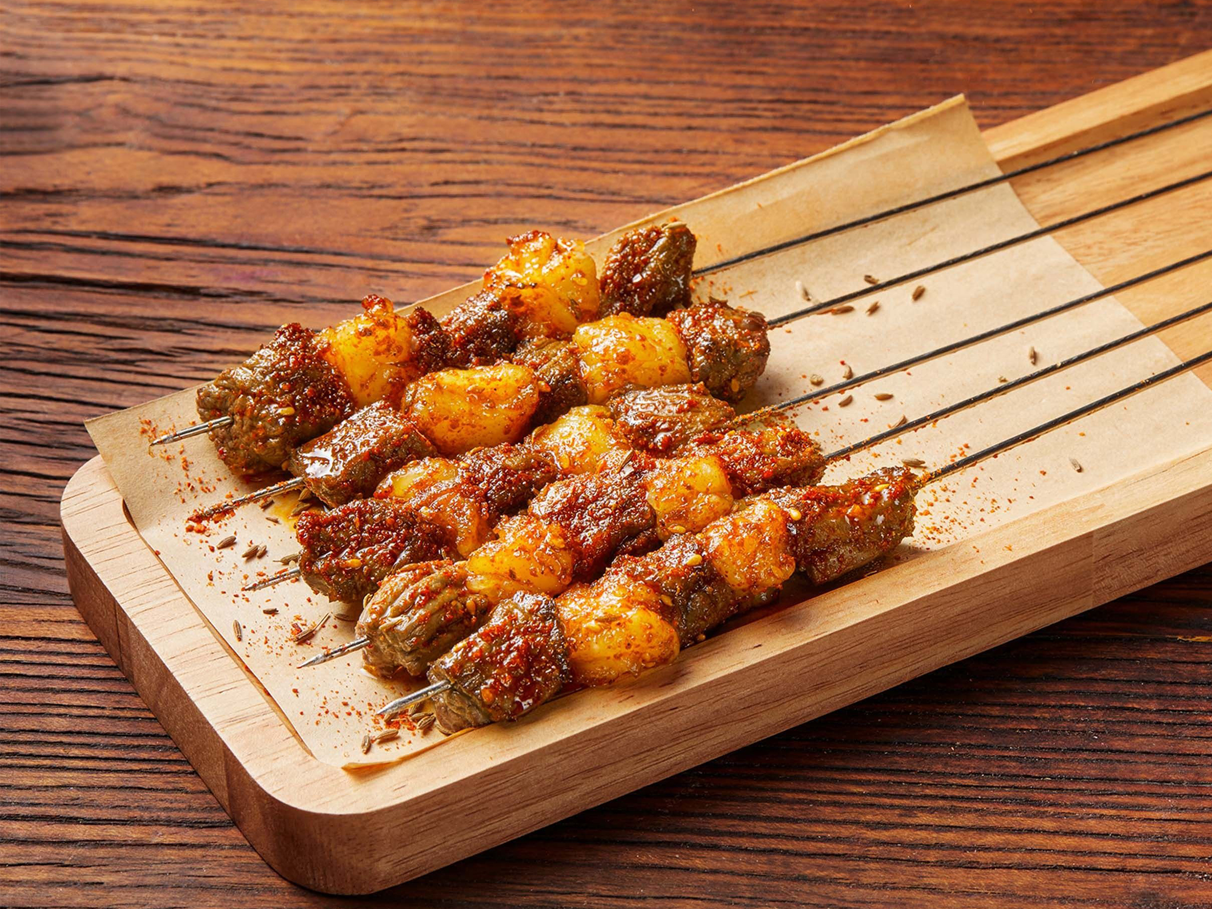Brochetas de cordero a la parrilla · imagen ilustrativa