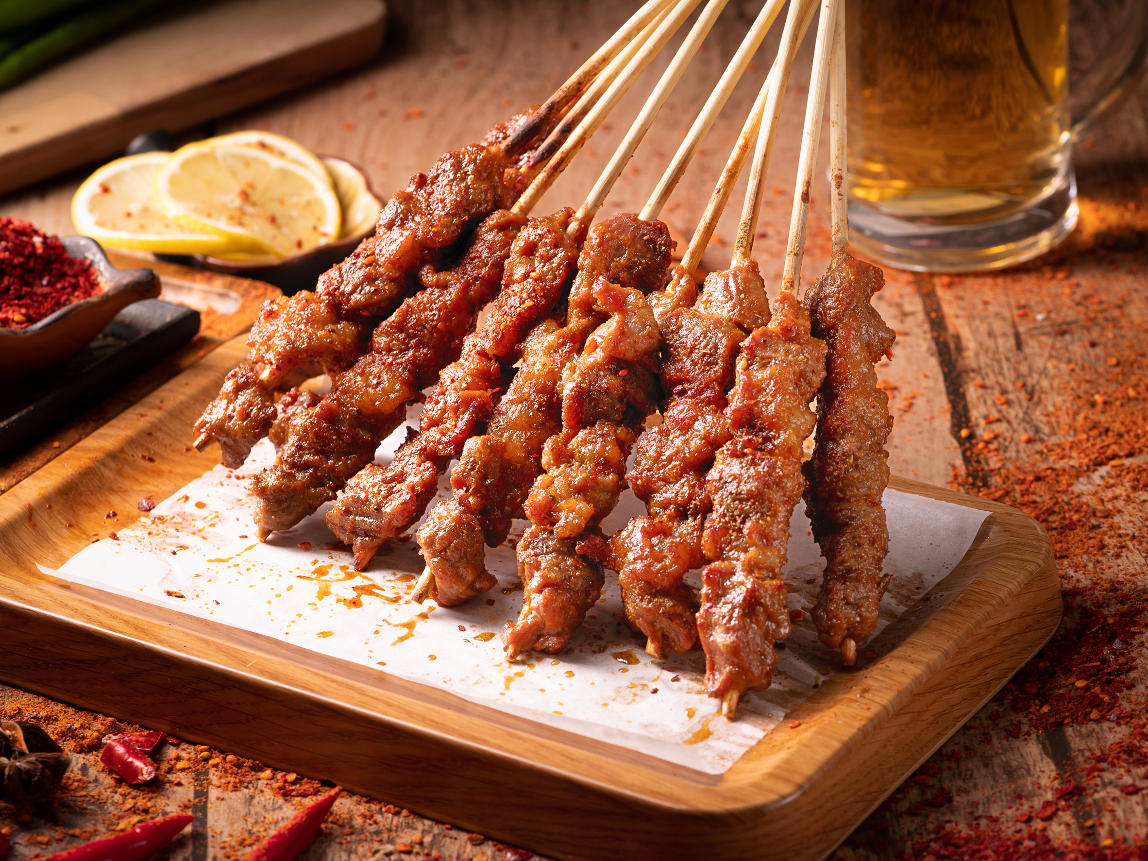 Brochetas de carne vacuna a la parrilla · imagen ilustrativa